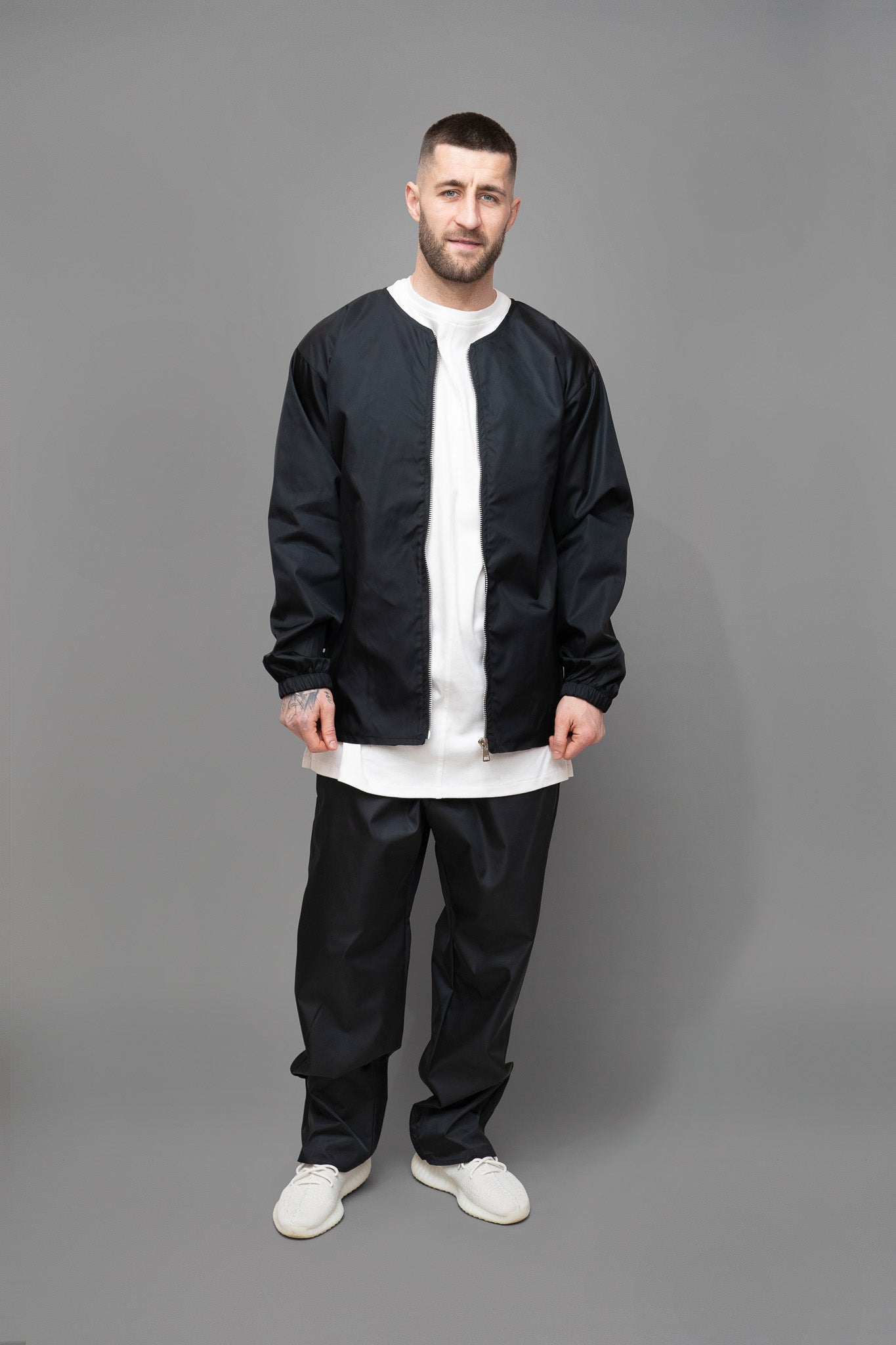 Jacheta barbati neagra din fas oversize, vedere din semi profil