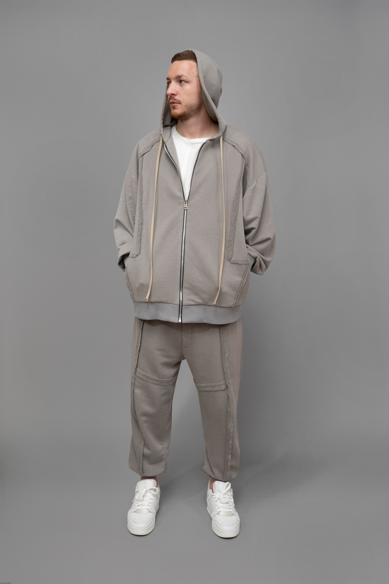 Hanorac trening barbati gri oversize din bumbac, vedere din profil