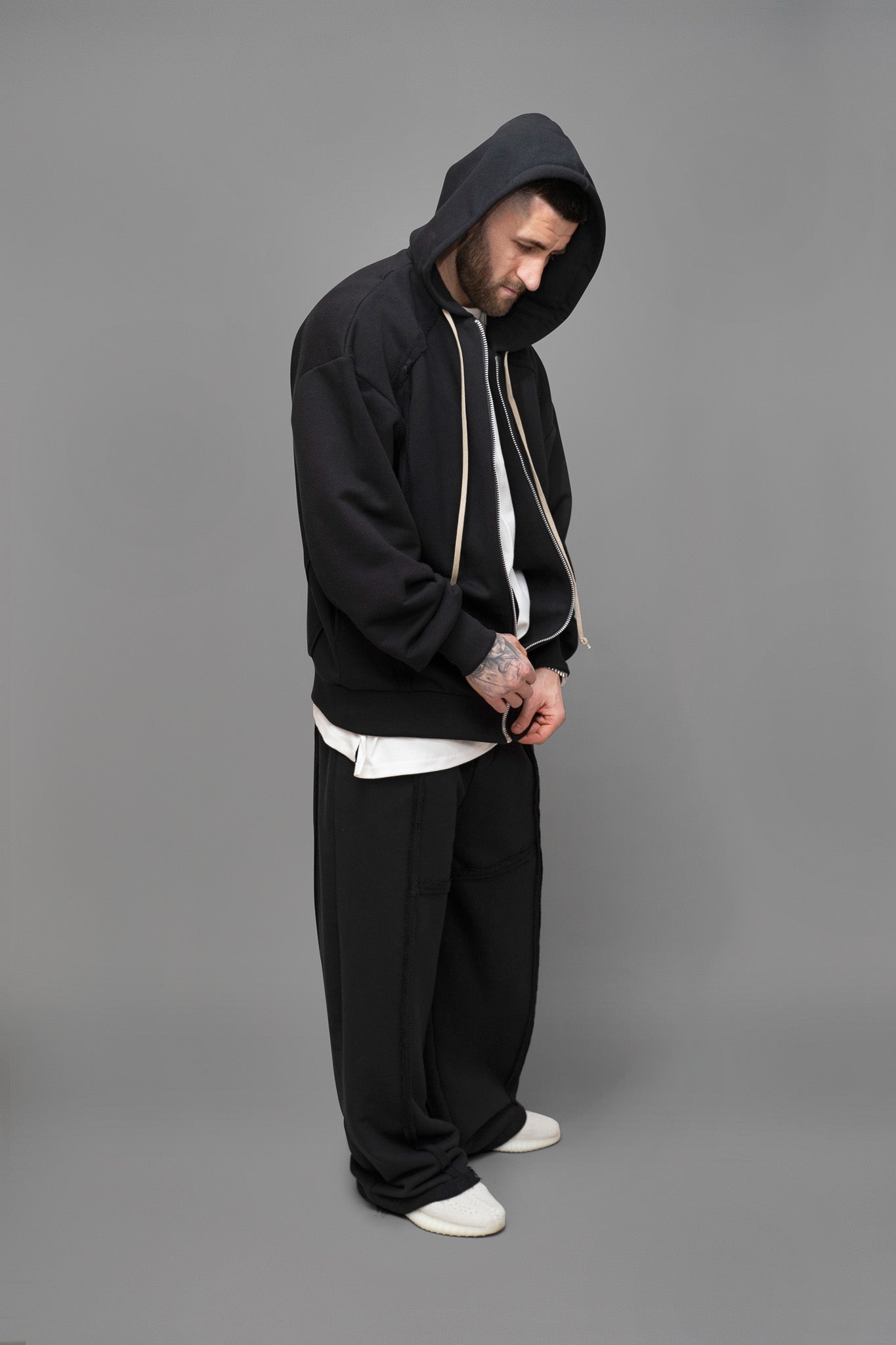 Hanorac barbati negru din bumbac cu croiala oversize vedere din profil