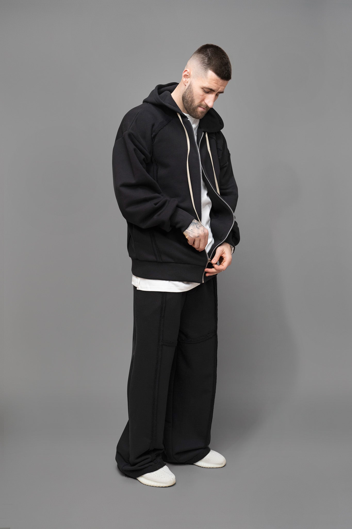 Hanorac barbati negru din bumbac cu croiala oversize vedere din lateral