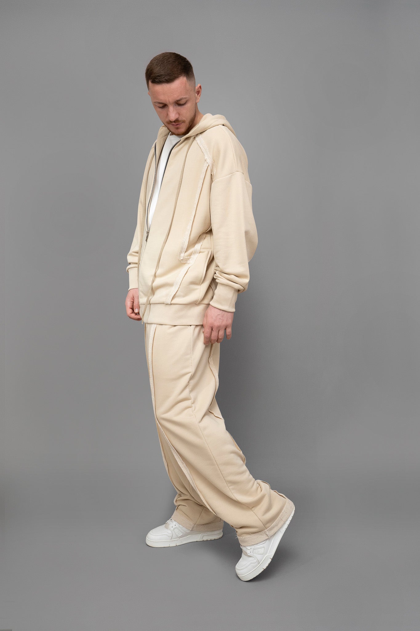 Pantaloni trening barbati bej oversize din bumbac, vedere din profil