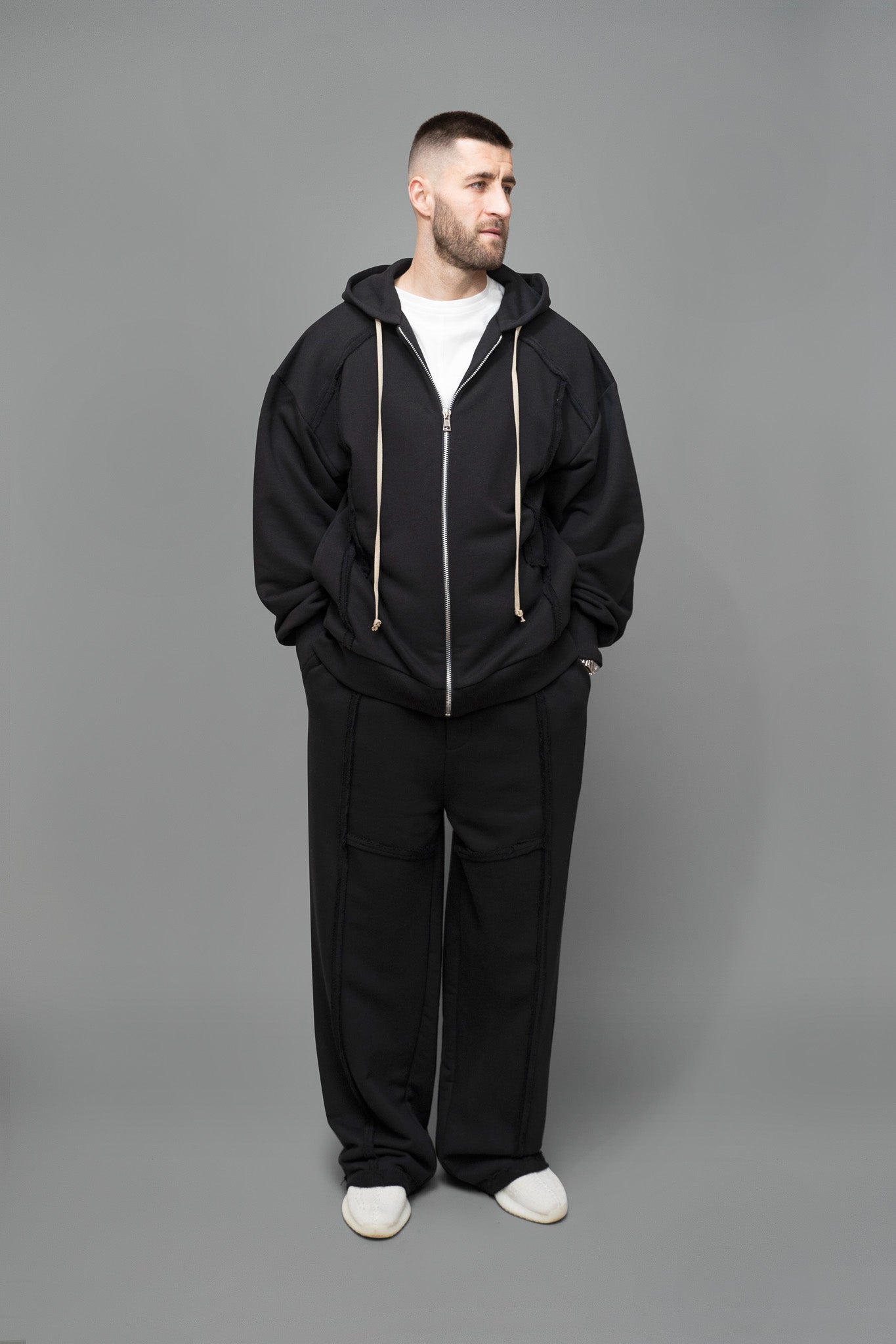 Hanorac barbati negru din bumbac cu croiala oversize vedere din fata cu mainile in buzunar