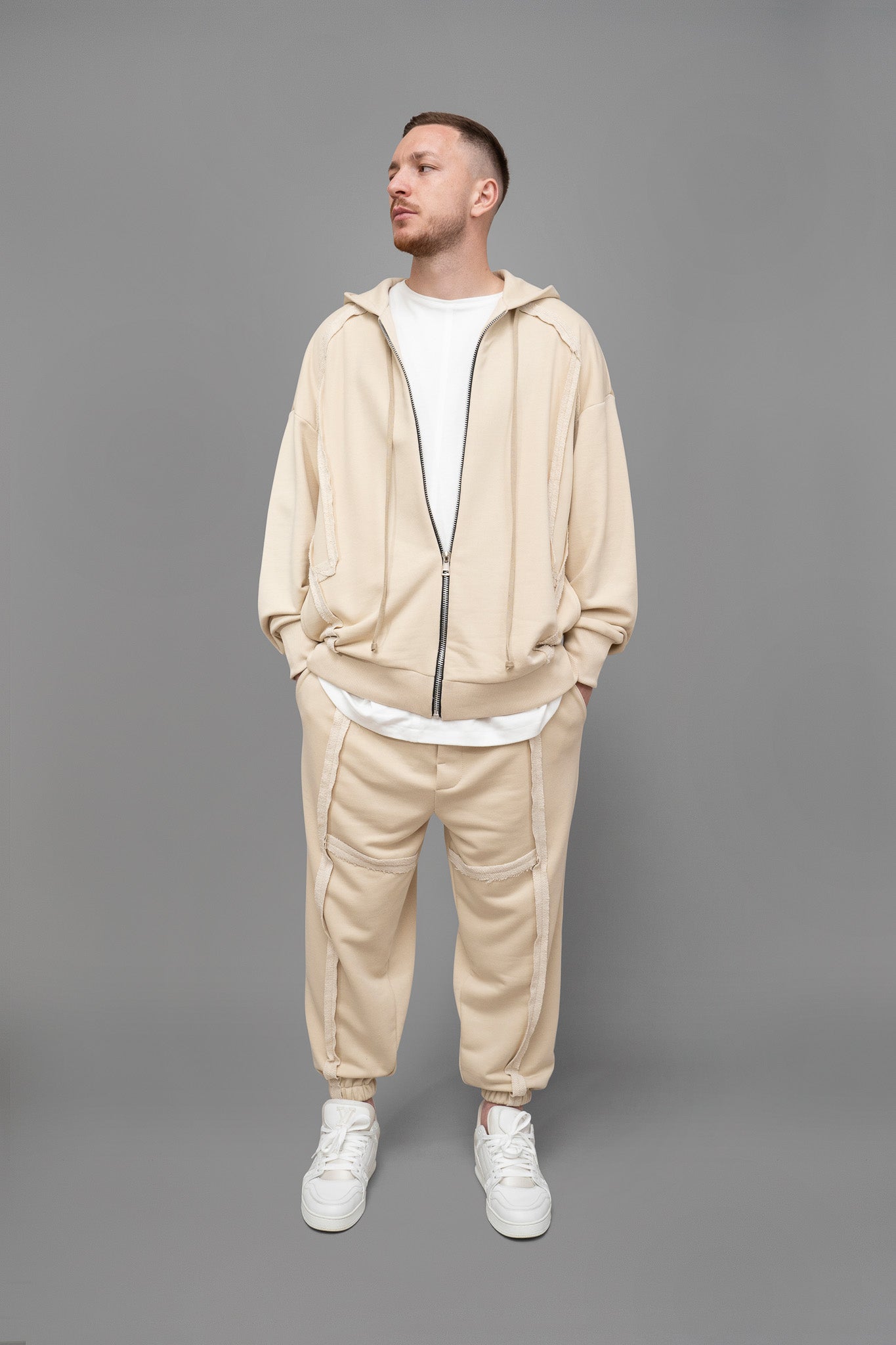 Pantaloni trening barbati bej oversize din bumbac, vedere din fata