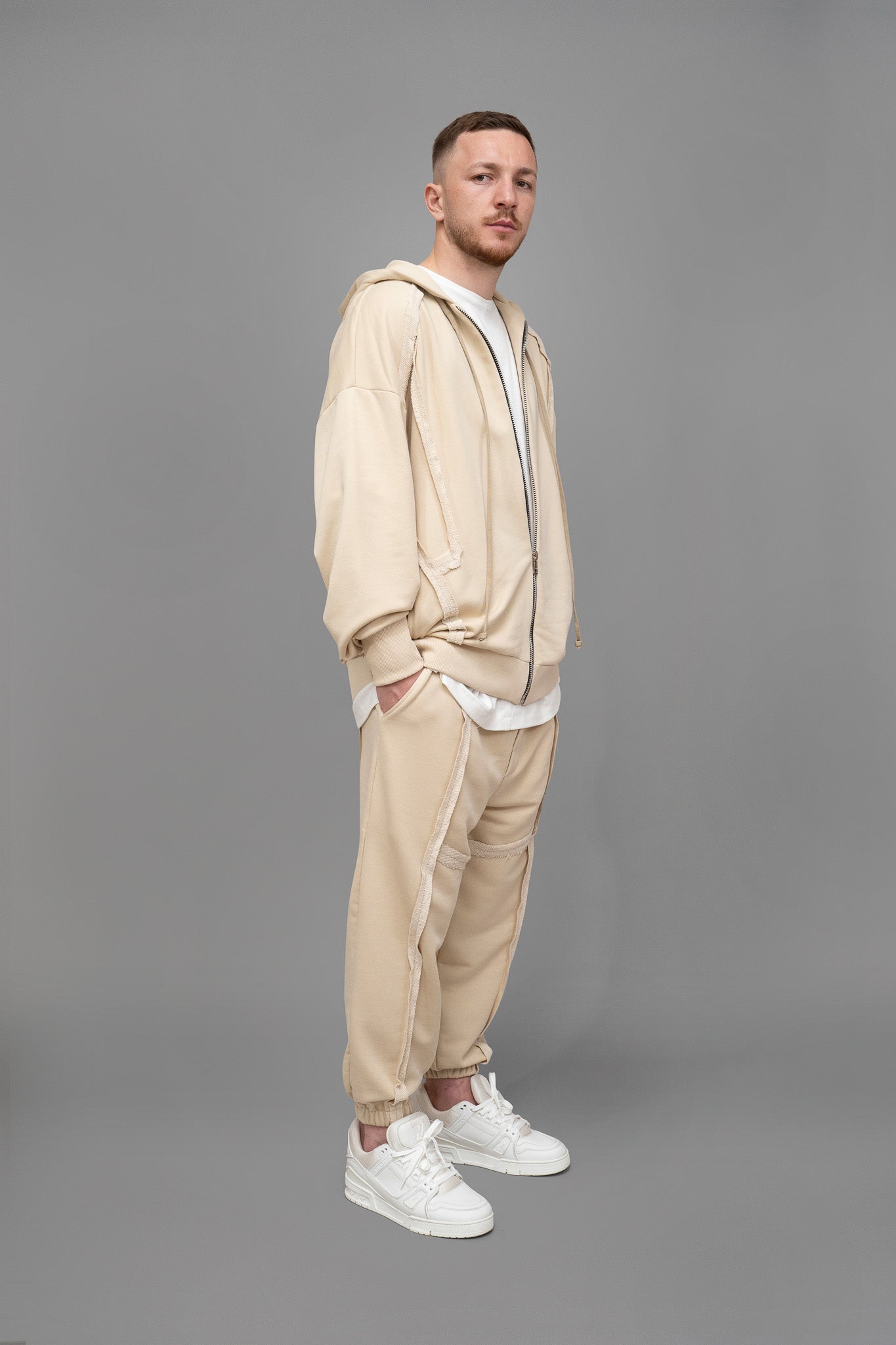 Pantaloni trening barbati bej oversize din bumbac, vedere din lateral