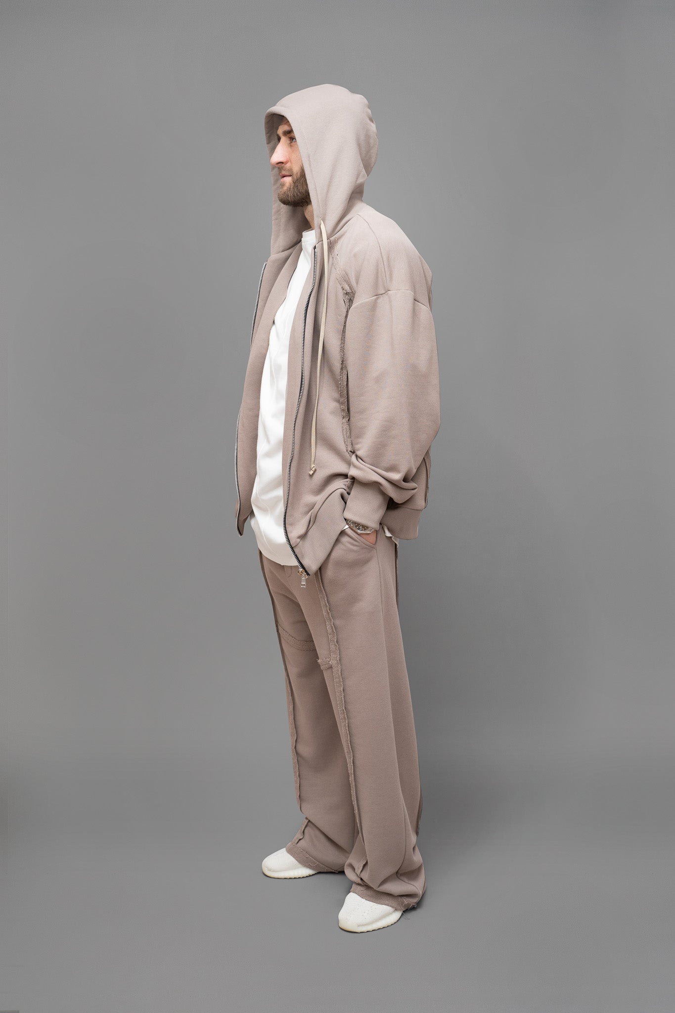 Hanorac barbati bej din bumbac cu croiala oversize vedere din profil