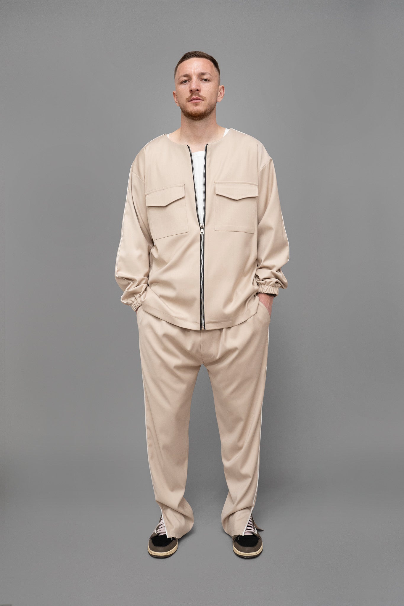 Jacheta barbati bej din stofa, oversized, vedere din fata