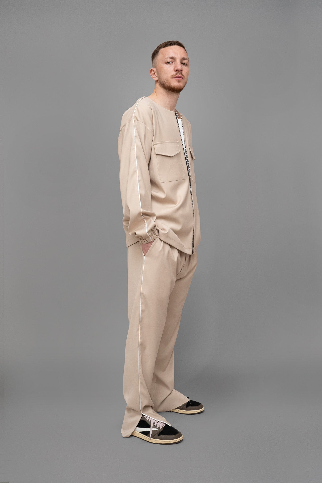 Jacheta barbati bej din stofa, oversized, vedere din lateral