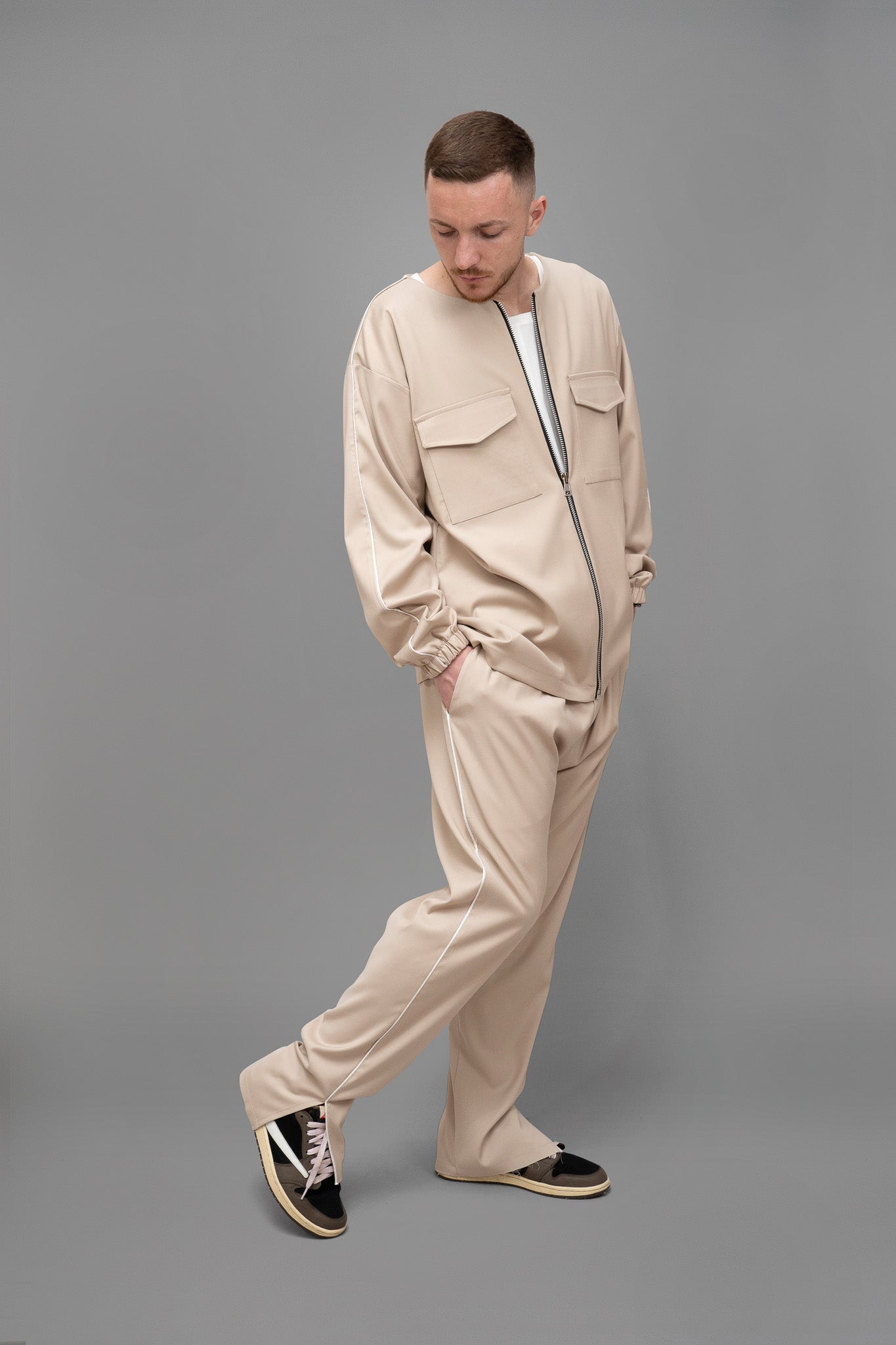 Jacheta barbati bej din stofa, oversized, vedere din profil