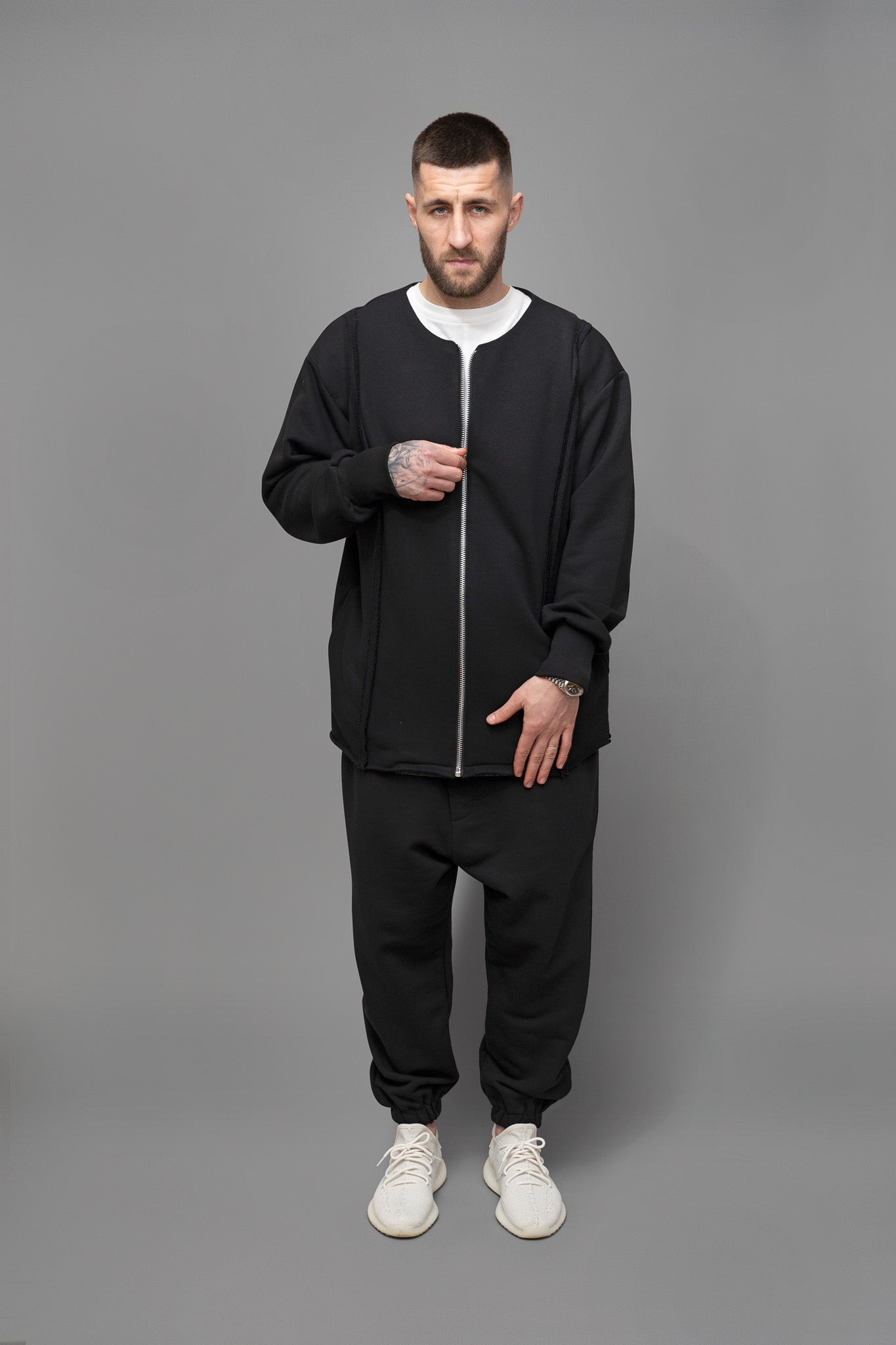 Jacheta barbati neagra din stofa, cu croiala oversize vedere din fata cu fermoar