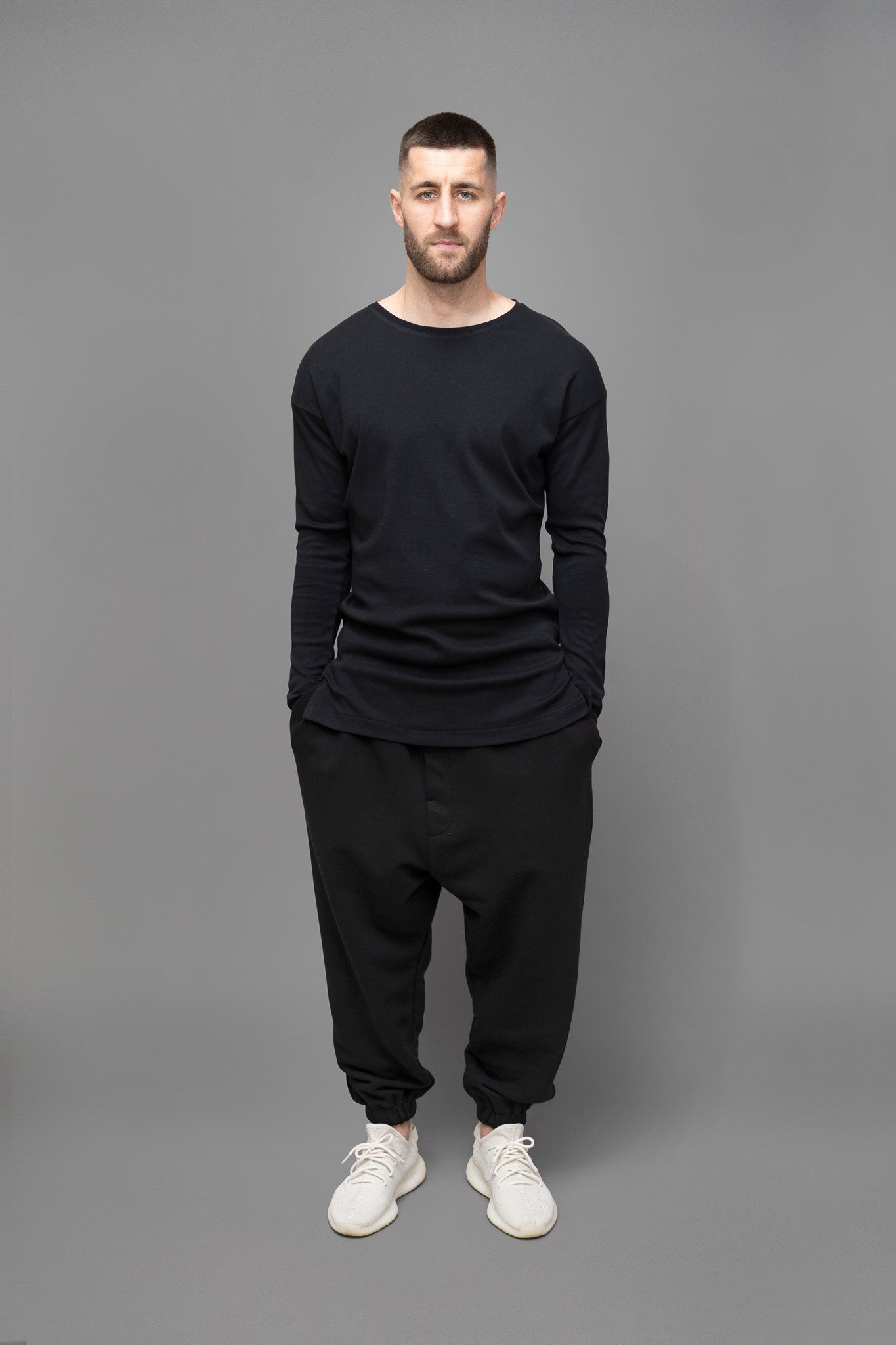 Bluza barbati neagra cambrata, vedere din fata