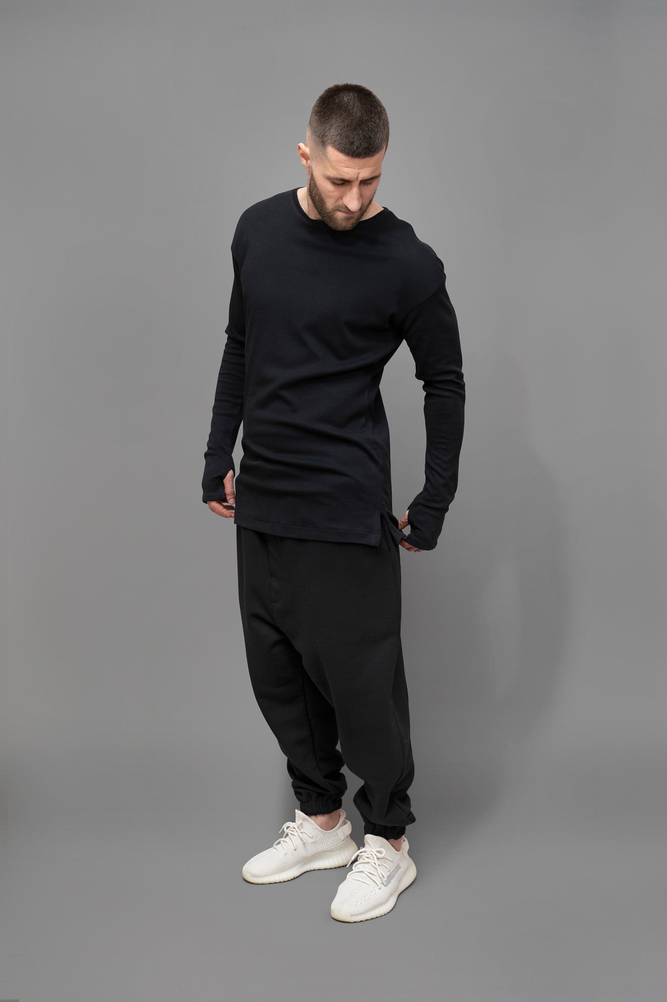 Bluza barbati neagra cambrata, vedere din profil