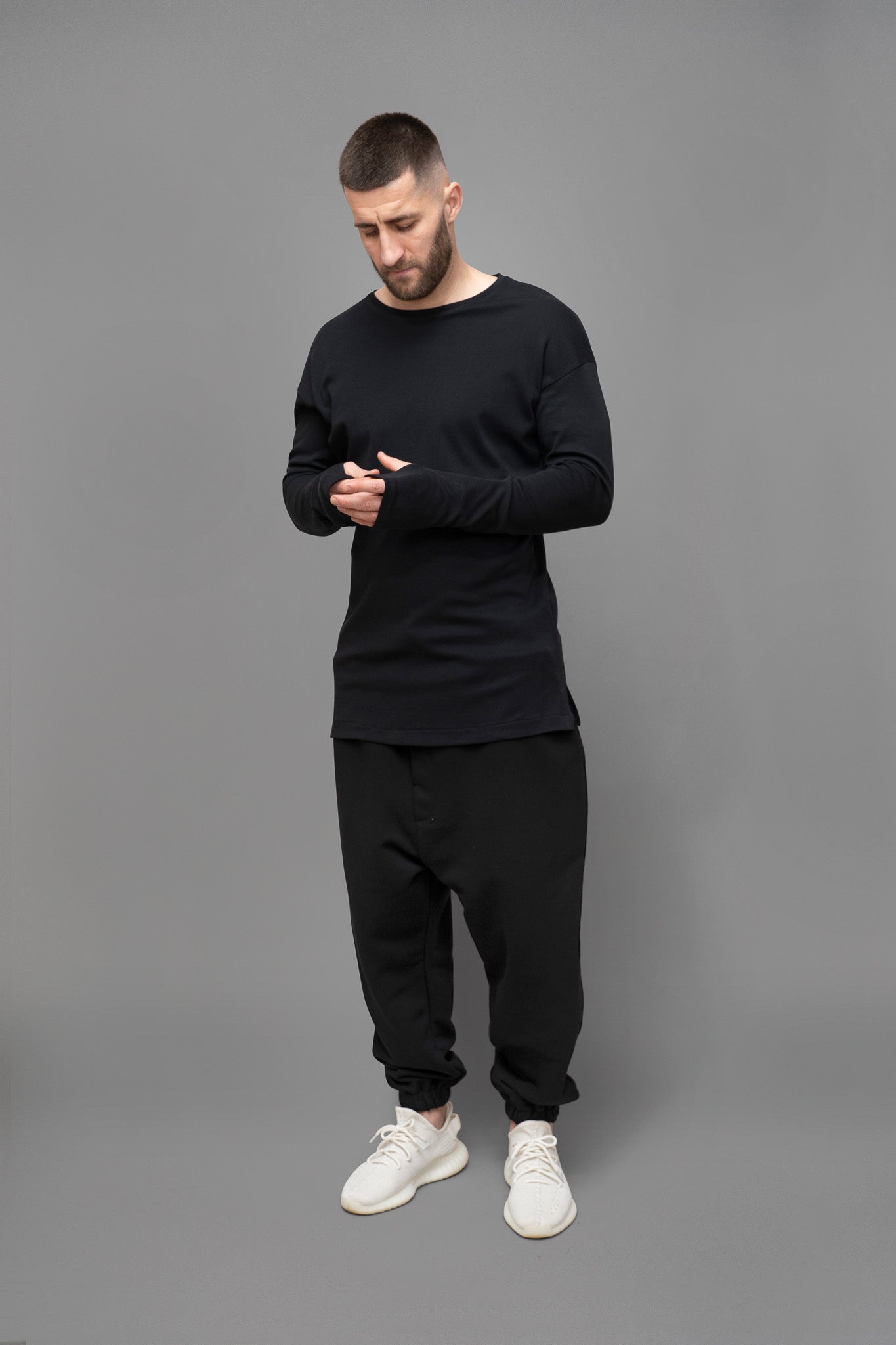 Bluza barbati neagra cambrata, vedere din lateral