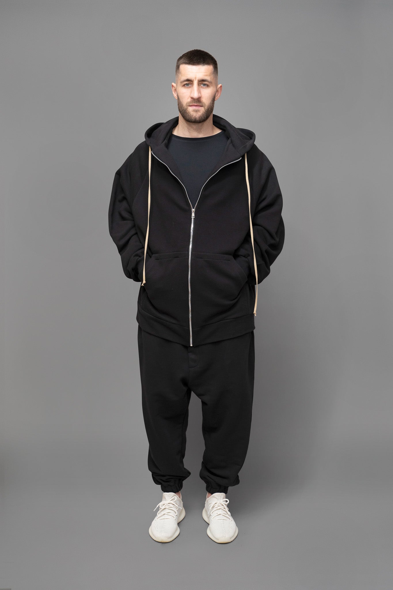 Hanorac barbati negru din bumbac, cu croiala oversize, vedere din fata