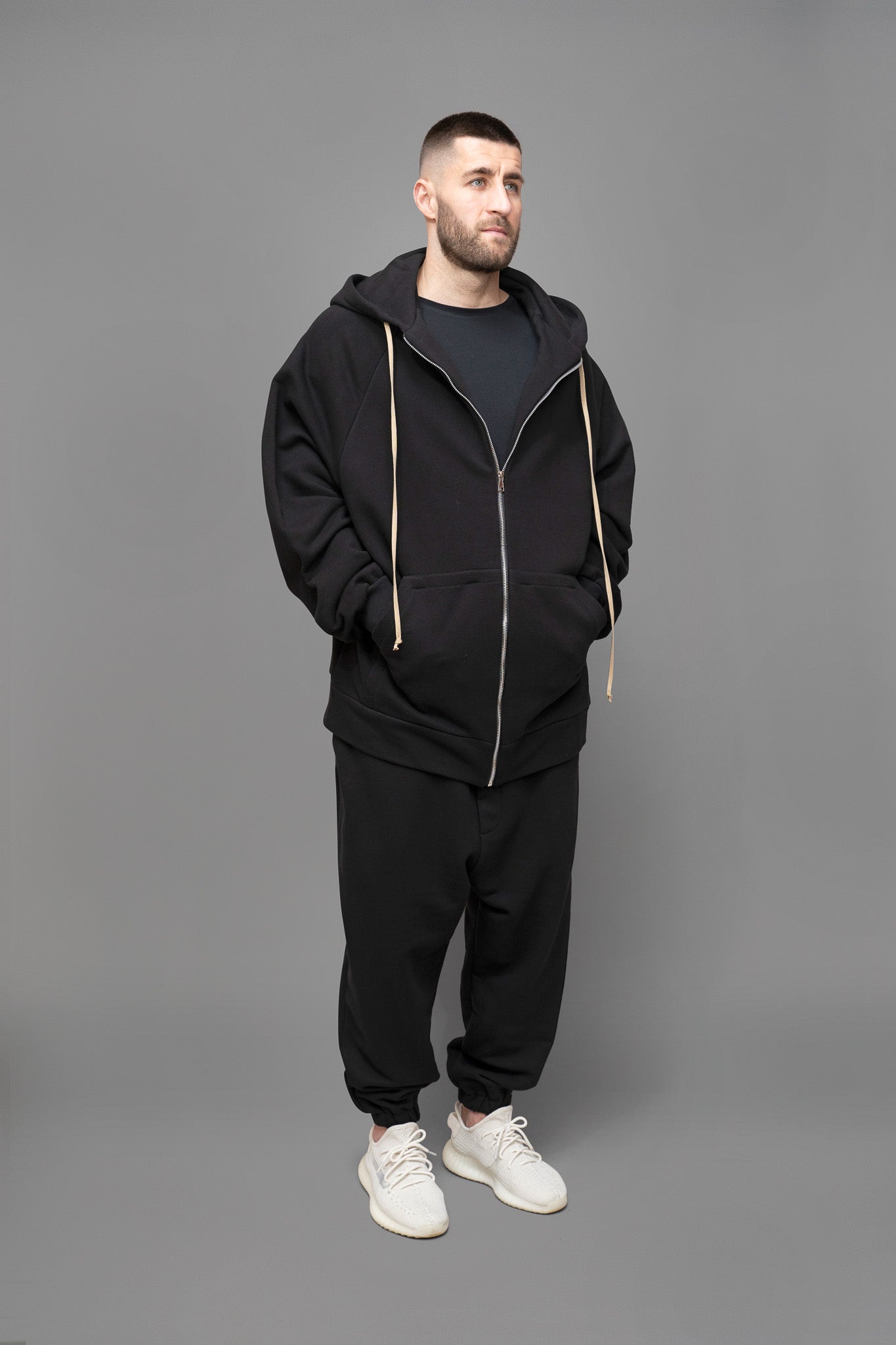 Hanorac barbati negru din bumbac, cu croiala oversize, vedere din lateral