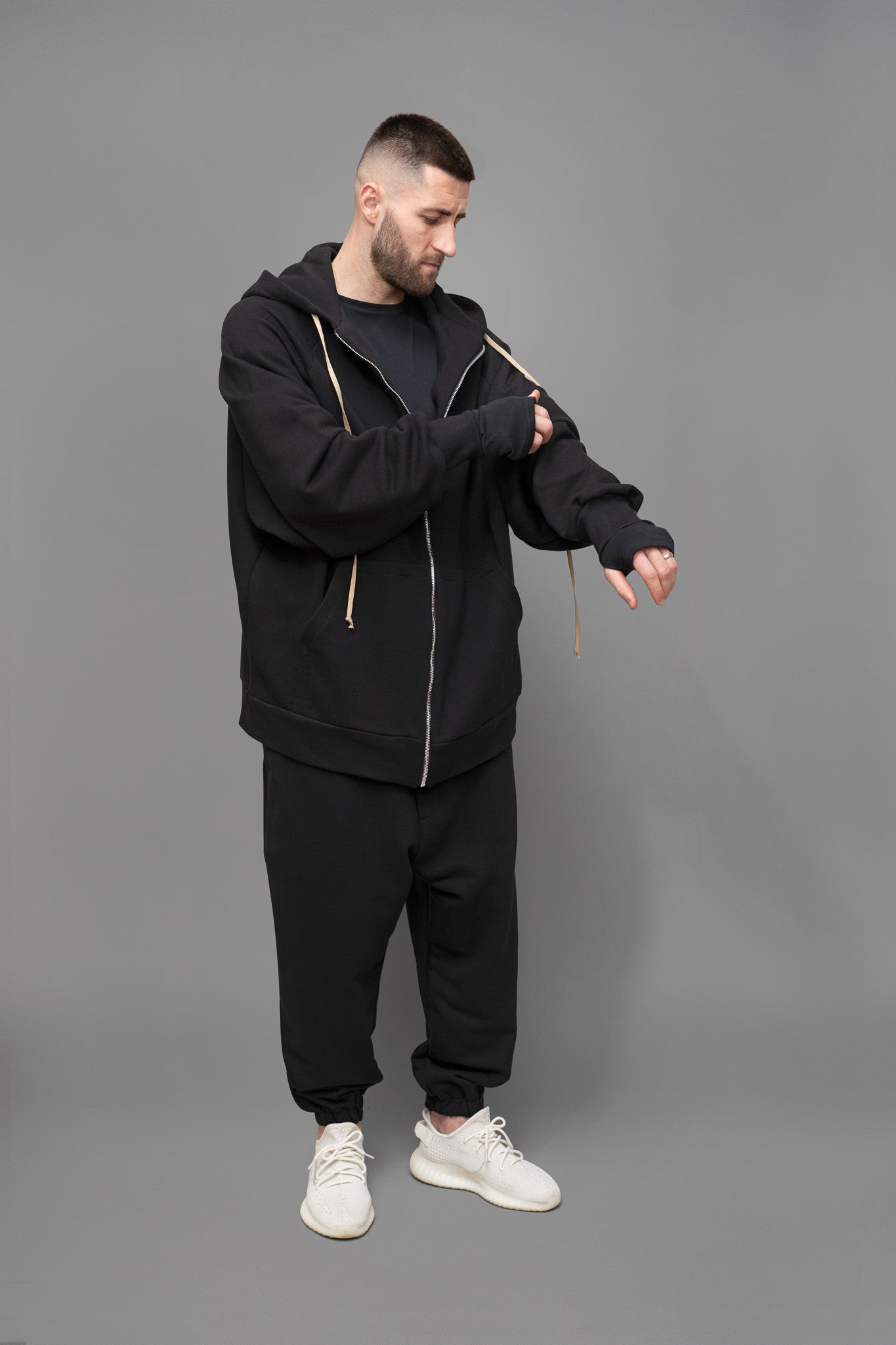 Hanorac barbati negru din bumbac, cu croiala oversize, vedere din profil