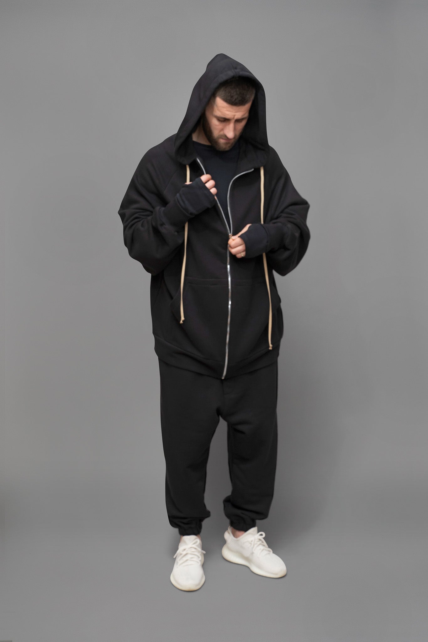 Hanorac barbati cu gluga negru din bumbac, cu croiala oversize, vedere din fata